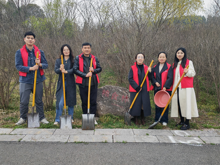 機關(guān)黨支部開展“拔草護綠”主題黨日活動