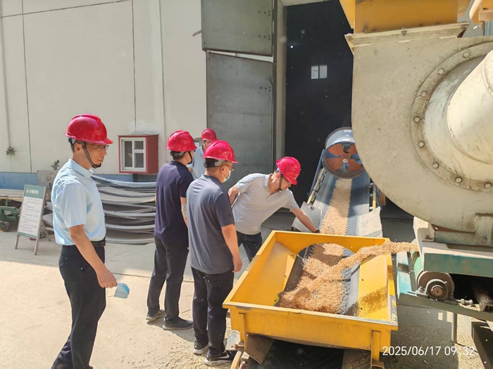 淮南市糧食和物資儲(chǔ)備局黨組書記、局長(zhǎng)徐權(quán)調(diào)研督導(dǎo)夏糧收購(gòu)工作